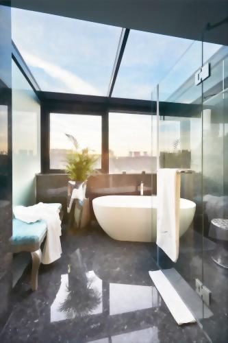 Kék Márvány fürdőszoba Onyx márvány borítással és fürdőkáddal és üvegfallal