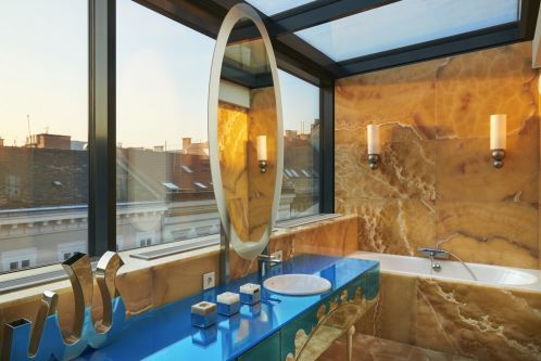 A lenyűgöző üvegfal és mennyezet a luxus Onyx fürdőszobára és külön zuhanyzóra is átnyúlik.