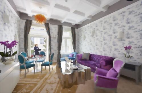 A Rómeó & Júlia lakosztály nappali szobája 1 vagy 2 gyerek számára alkalmas kinyitható kanapéval,  asztallal, négy székkel van felszerelve, valamint tartozik hozzá egy utcára néző erkély.