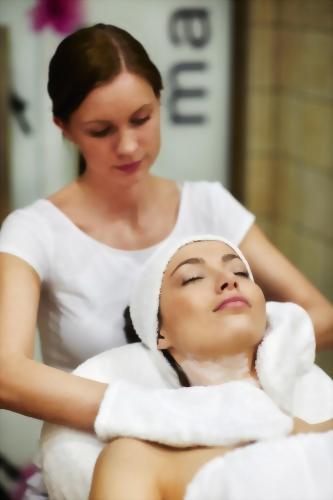 Aria's Signature Facial Treatment is known to regenerate and firm sensitive sagging skin and restore it's glow.