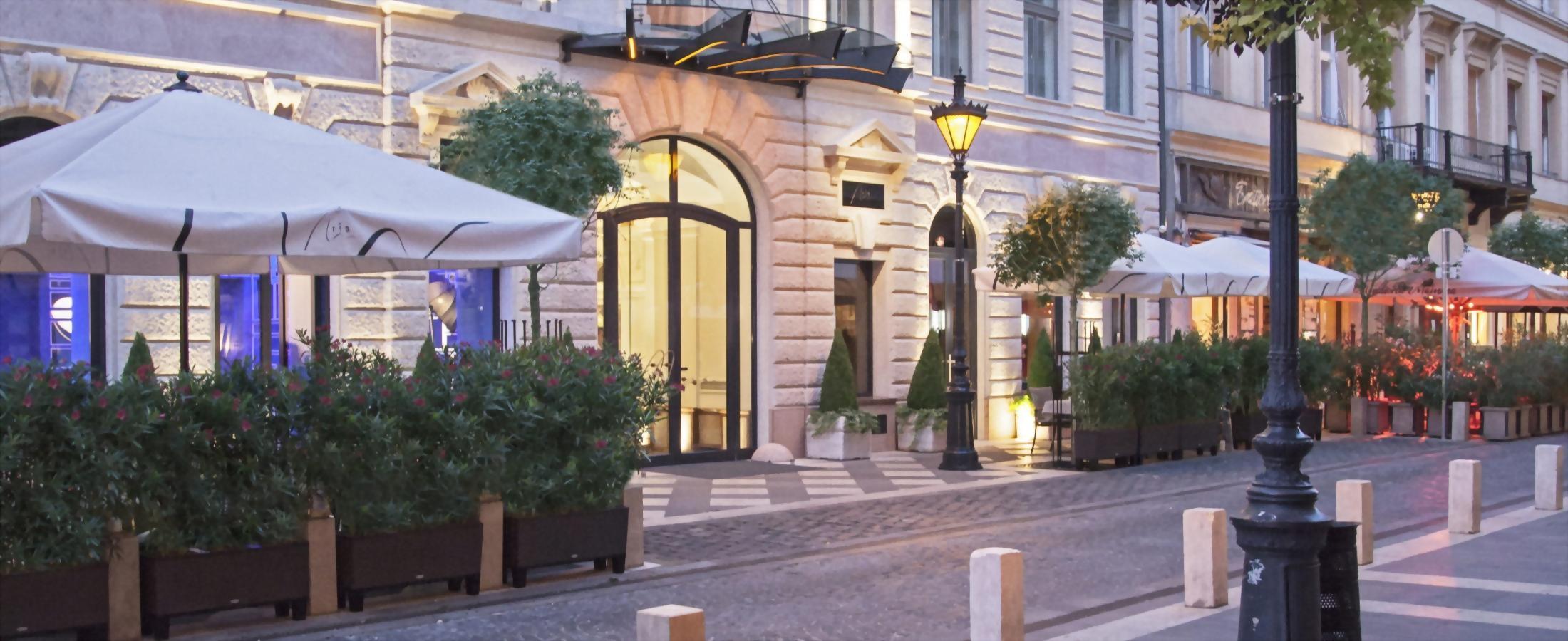 Az Aria Hotel Budapest szálloda a pesti oldal festői kis utcájában fekszik, környékén számos sétálóutca, kávézó, étterem és terasz található.