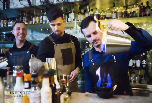 Bar Managereink frissítő koktélokal készülnek a High Note SkyBarban