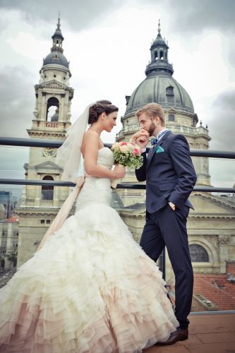 Különleges esküvői pillanatok az Aria Hotel Budapest tetőtarszán