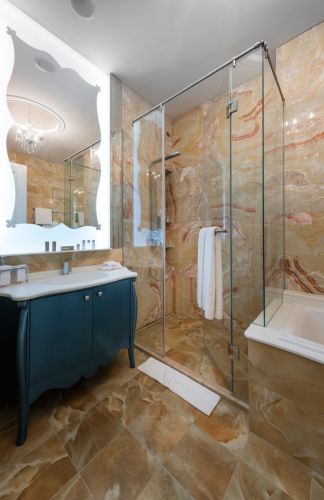 Fényűző onyx márvány borítású fürdőszoba smink tükörrel és Molton Brown termékekkel.